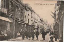 GU 4 -(61) ARGENTAN  -  RUE DE LA CHAUSSEE - ANIMATION -  MILITAIRES  -  2 SCANS - Argentan