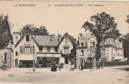 GU 4 -(61) BAGNOLES DE L'ORNE  - PLACE MELODION - ANIMATION -  CYCLISTES   - 2 SCANS - Bagnoles De L'Orne