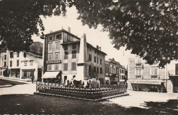 GU 18 -(64) HASPARREN - LA PLACE DE L'EGLISE ET MONUMENT AUX MORTS - CAFE  BORDARRAMPE - COMMERCES  - 2 SCANS - Hasparren