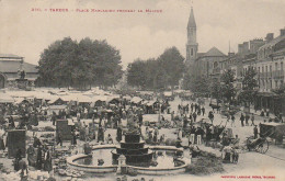 GU Nw -(65) TARBES  -  PLACE MARCADIEU PENDANT LE MARCHE -  MARCHANDS ET CHALANDS - CARRIOLES , ETALS  - 2 SCANS - Tarbes