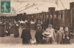 GU Nw -(65) LOURDES -  LE DEPART DES PELERINS  -  WAGONS DE VOYAGEURS  A QUAI - 2 SCANS - Lourdes