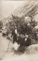 GU Nw -(65) SOUS LES THERMES CESAR , CAUTERETS - PROMENADE SUR LE SENTIER - PHOTO MIKAEL - 2 SCANS - Cauterets