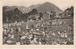 GU Nw -(65) BAGNERES DE BIGORRE - COLONIE DE VACANCES DE LA  F.O.L DE LOT ET GARONNE - ENFANTS JOUANT DANS LA PRAIRIE - - Bagneres De Bigorre