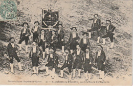 GU Nw -(65) BAGNERES DE BIGORRE -  LES CHANTEURS MONTAGNARDS - BANNIERE " HALTE LA , LES MONTAGNARDS SONT LA " - 2 SCANS - Bagneres De Bigorre