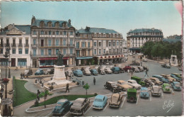 GU Nw -(65) TARBES -  PLACE DE VERDUN - MONUMENT AUX MORTS - HOTEL MODERNE -  AUTOMOBILES  -CARTE COULEURS  - 2 SCANS - Tarbes