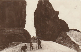 GU Nw  -(65) GAVARNIE  -  LA BRECHE DE ROLAND  -  MONTAGNARDS   - 2 SCANS - Gavarnie