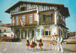 GU Nw -(64) LA DANSE DES ARCEAUX A BIDART -  GROUPE FOLKLORIQUE  DEVANT LA MAIRIE - CARTE COULEURS - 2 SCANS - Dances