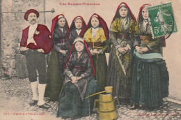 GU Nw -(64) LES BASSES PYRENEES  - GROUPE D'OSSALOISES  - JEUNES FEMMES EN COSTUME TRADITIONNEL AVEC CAPULET - 2 SCANS - Costumi