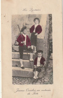 GU Nw -(64) LES PYRENEES  -  JEUNES OSSALOIS EN COSTUME DE FETE - CARTE COLORISEE  - 2 SCANS - Personen