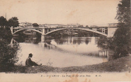 GU Nw -(64) USTARITZ  -   LE PONT DE FER ET LA NIVE   - FLANEUR SUR LA BERGE  -   2 SCANS - Autres & Non Classés