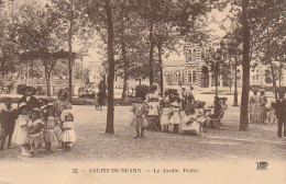 GU 22-(64) SALIES DE BEARN -  LE JARDIN PUBLIC - GROUPES AVEC ENFANTS  -  KIOSQUE  - 2 SCANS - Salies De Bearn