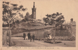 13-Marseille Une Vue Sur Notre-Dame De La Garde - Notre-Dame De La Garde, Funicolare E Vergine