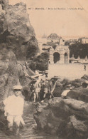 GU 24 -(64) BIARRITZ  -  DANS LES ROCHERS -  GRANDE PLAGE  - ENFANTS A LA PECHE  - 2 SCANS - Biarritz