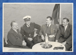 Carte Photo Allemagne ESSEN - Personnes Sur Le Pont D'un Bateau Dont Commandant ? Bel Uniforme Marine à Identifier - Essen