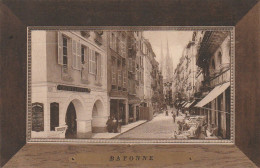 GU 24 -(64) BAYONNE  - LA RUE DU PORT NEUF  - BANQUE : CREDIT LYONNAIS  - CARTE FANTAISIE TABLEAU  -   2 SCANS - Bayonne