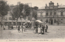 GU 24 -(64) BAYONNE  - LA PLACE SAINT ESPRIT - FONTAINE ET INSCRIPTION MARITIME - ANIMATION - 2 SCANS - Bayonne