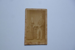 Photographie CDV -  Couple   -  Photographie JULIEN Dit LACROIX  -  10 Rue  D'ENGHIEN  -  MOULINS  - - Sonstige & Ohne Zuordnung