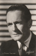 GU Nw - PORTRAIT DE PIERRE FRESNAY , ACTEUR - STUDIO HARCOURT - 2 SCANS - Artiesten