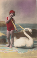 GU Nw -  FILLETTE EN TENUE DE BAIN AU BORD DE MER AVEC CYGNE - CARTE COULEURS - 2 SCANS - Scenes & Landscapes