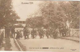 GU Nw - GUERRE 1914 - SUR LA ROUTE DE ... DEFENSE D' UN PONT - EDIT. COURCIER , PARIS - 2 SCANS - Guerre 1914-18