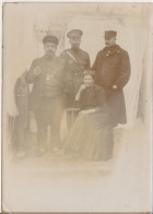 FOTO 18 X 13 CM    MILITAIR.  OUDERS MET ZOON - Guerre, Militaire