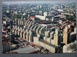 CP 69  Rhône VILLEURBANNE - En 1er Plan , Les GRATTE CIELS ,  Au Fond Immeubles Type H.L.M. Vue Aérienne  Vers 1970 - Villeurbanne