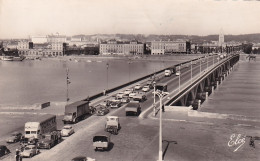 EP 28-(33) BORDEAUX - L'ENTREE DU PONT DE PIERRE - ANIMATION - AUTOMOBILES - CAMION " POMONA " - Bordeaux