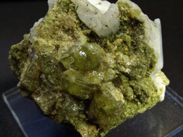 Titanite With Epidote On Albite ( 4 X 3 X 3 Cm ) Capelinha - Minas Gerais - Brazil - Minerales