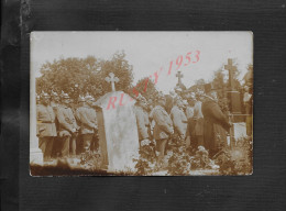 ALLEMAGNE MILITARIA CARTE PHOTO MILITAIRE SOLDATS ALLEMAND AVEC CASQUE A POINTE CIMITIÉRE VOIR CACHET ??? : - Soldatenfriedhöfen