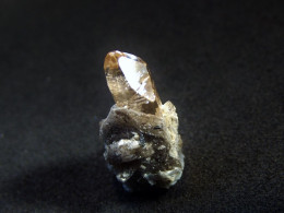 Topaze (1.5 X 0.8 X 0.5 Cm) - Holfertite Pit -  Starvation Canyon, Thomas Range - Juab Co. - Utah - USA - Mineralien