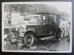 PHOTO VOITURE ANCIENNE SUIVI COUREURS CYCLISTES CYCLISME - Automobiles