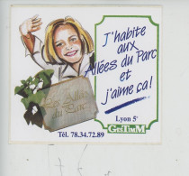 Lyon - Autocollant "J'habite Aux Allées Du Parc Et J'aime ça" Gestimm Femme Lierre (9X8) - Lyon 5