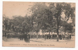 PERIGUEUX    24  DORDOGNE PERIGORD  PLACE FRANCHEVILLE  - LE MARCHÉ AUX BOEUFS - Périgueux