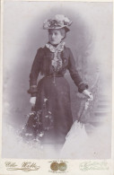 GEKARTONNEERDE FOTO 10.50 X 16cm, ROND 1900, VROUW, FEMME, LADY, PHOTOGR. OTTO WITTE, BERLIN S.O. - Oud (voor 1900)