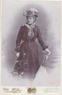 GEKARTONNEERDE FOTO 10.50 X 16cm, ROND 1900, VROUW, FEMME, LADY, PHOTOGR. OTTO WITTE, BERLIN S.O. - Antiche (ante 1900)