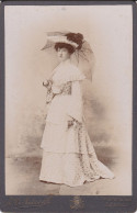 GEKARTONNEERDE FOTO 10.50 X 16cm, ROND 1900, VROUW, FEMME, LADY, PHOTOGR. BRUGGE, BRUGES - Antiche (ante 1900)