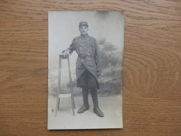 CPA PHOTO MILITAIRE CAMP DU LARZAC - Uniformes