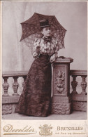 GEKARTONNEERDE FOTO 10.50 X 16cm, ROND 1900, VROUW, FEMME, LADY, PHOTOGR.DEVOLDER BRUXELLES, BRUSSEL - Oud (voor 1900)