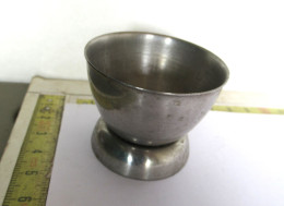 L.KANS 0505 - METALEN EIERHOUDER - PORTE-OEUFS EN MÉTAL - Egg Cups