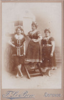 GEKARTONNEERDE FOTO 10.50 X 16cm, ROND 1900, VROUWEN AAN STRANDKAR, FEMMES A LA PLAGE, PHOTOGR. F. LE BON, OOSTENDE - Oud (voor 1900)