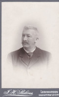 2 GEKARTONNEERDE FOTO'S  10.50 X 16cm, ROND 1900, MAN EN VROUW, PHOTOGR. J.H. SATERUS, LEEUWARDEN - Antiche (ante 1900)