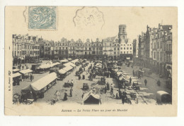 62/ CPA A - Arras - La Petite Place Un  Jour De Marché - Arras