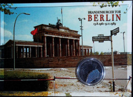 BERLIN   ( ALLEMAGNE )  BRANDENBURGER TOR .  13 . 8 . 1961 _ 9. 11 . 1989 . MORCEAU DE MUR DE BERLIN SOUS BLISTER - Autres & Non Classés