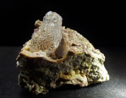 Opal-AN  Hyalite On Rhyolite ( 3.5 X 3 X 3 Cm )  Hesszu-hegy -  Monok -  Hungary - Minerales