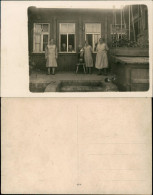 Foto  Frauen Und Kinder Vor Haus Rückansicht 1928 Privatfoto - Zu Identifizieren