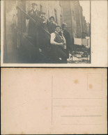 Menschen / Soziales Leben - Männer Mit Bier Hintereingang 1922 Privatfoto - People