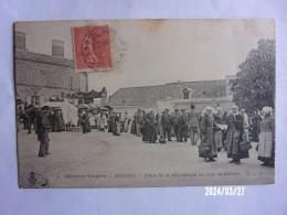 BRISSAC (Maine Et Loire) PLACE DE LA REPUBLIQUE UN JOUR DE FOIRE ENVIRONS D'ANGERS N°1 - Sonstige & Ohne Zuordnung