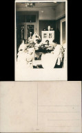 Foto  Krankenschwestern Beim Nähen Im Lazarett 1918 Privatfoto - Non Classificati