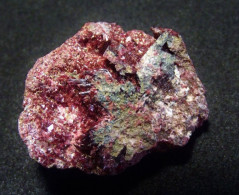 Erythrite On Matrix  (2.5 X 0.8 X 1.5 Cm) - Bou Azzer - Morocco - Minéraux