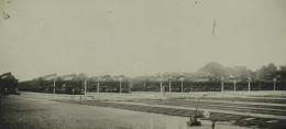 Reproduction - Chantilly - Gare Des Courses - En Ligne Avant Le Départ (1931) - 16 X 7.5 Cm. - Treinen